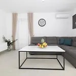 Veranda Apartment *